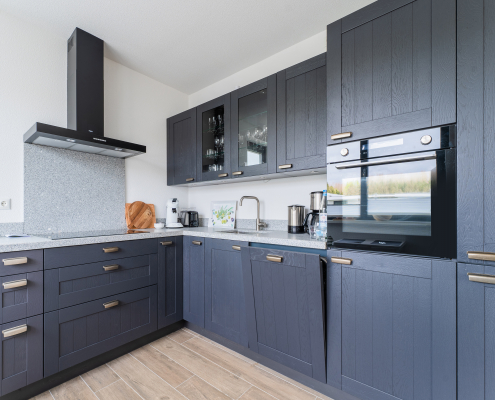blaue küche, granit arbeitsplatte, kaffeemaschine, holzschneidebretter